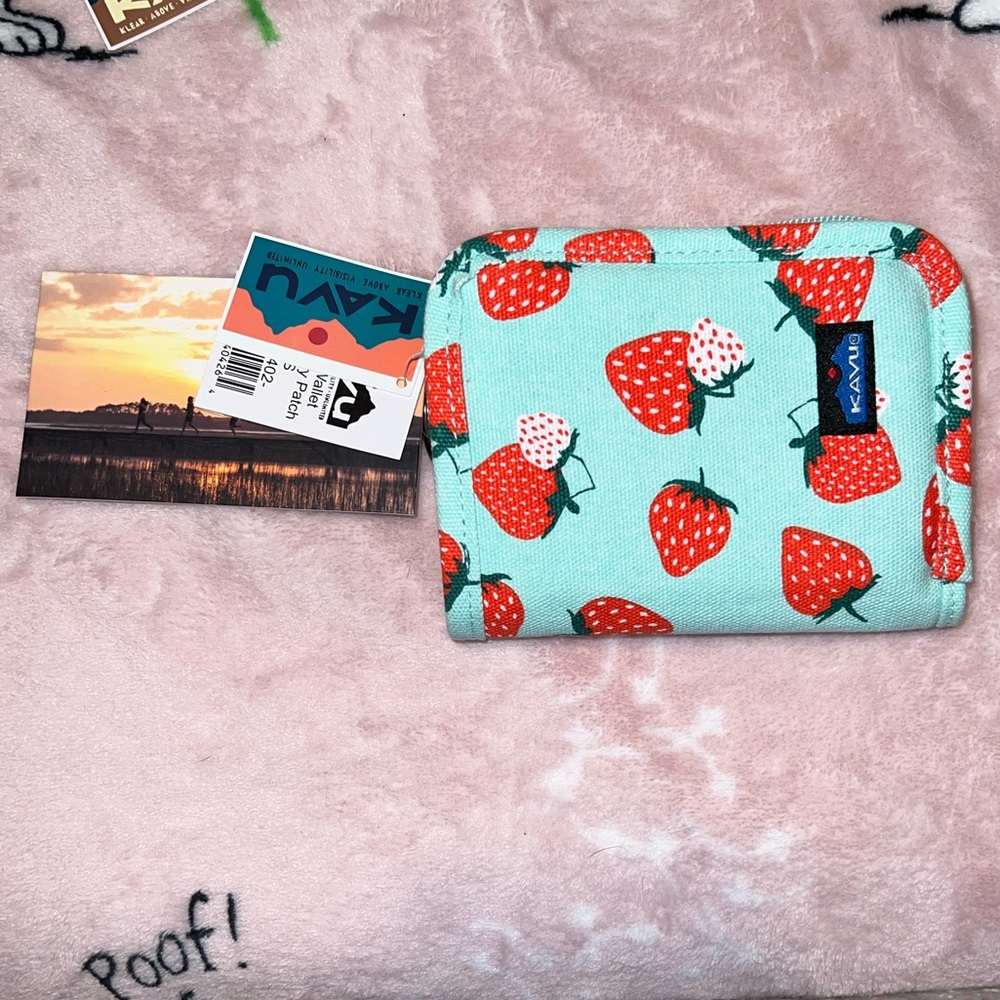 KAVU Zippy Wallet Strawberry Patch